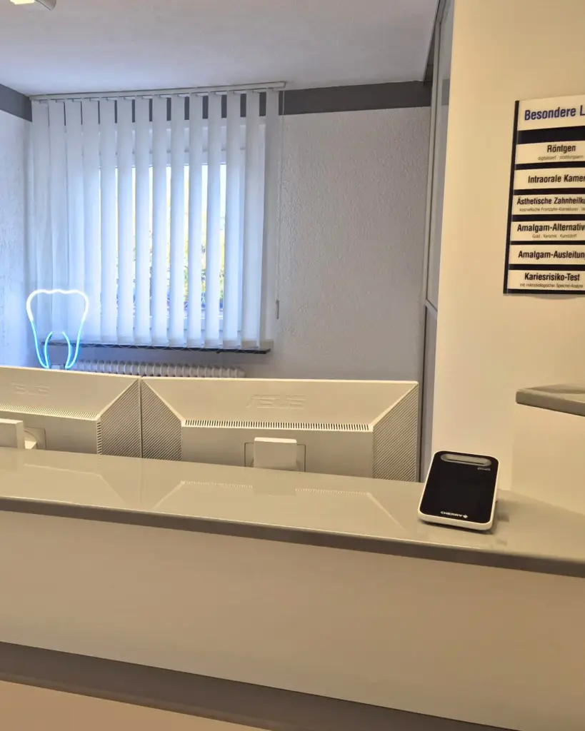 Empfangsbereich der Zahnarztpraxis in Hanau